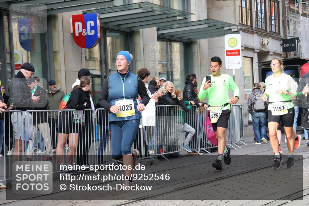 05.10.2025 - 20. swb-Marathon Bremen Strokosch-Dieckow http://msf.ph/oto/9252546 05.10.2025 10:55:13 Ziel 7165, 9195, 9197, 9350, 9492, 9514, 9621, 9654, 9720, 9722, 9856, 9882, 9902, 10088, 10107, 10111, 10195, 10256, 10260, 10262, 10287, 10323, 10475, 10745, 10755, 10757, 10800, 10909, 10970, 11025, 11081, 11115, 11197, 11380, 11431, 11586, 11588, 11624, 11702, 7165, 9195, 9197, 9350, 9492, 9514, 9621, 9654, 9720, 9722, 9856, 9882, 9902, 10088, 10107, 10111, 10195, 10256, 10260, 10262, 10287, 10323, 10475, 10745, 10755, 10757, 10800, 10909, 10970, 11025, 11081, 11115 meine-sportfotos.de