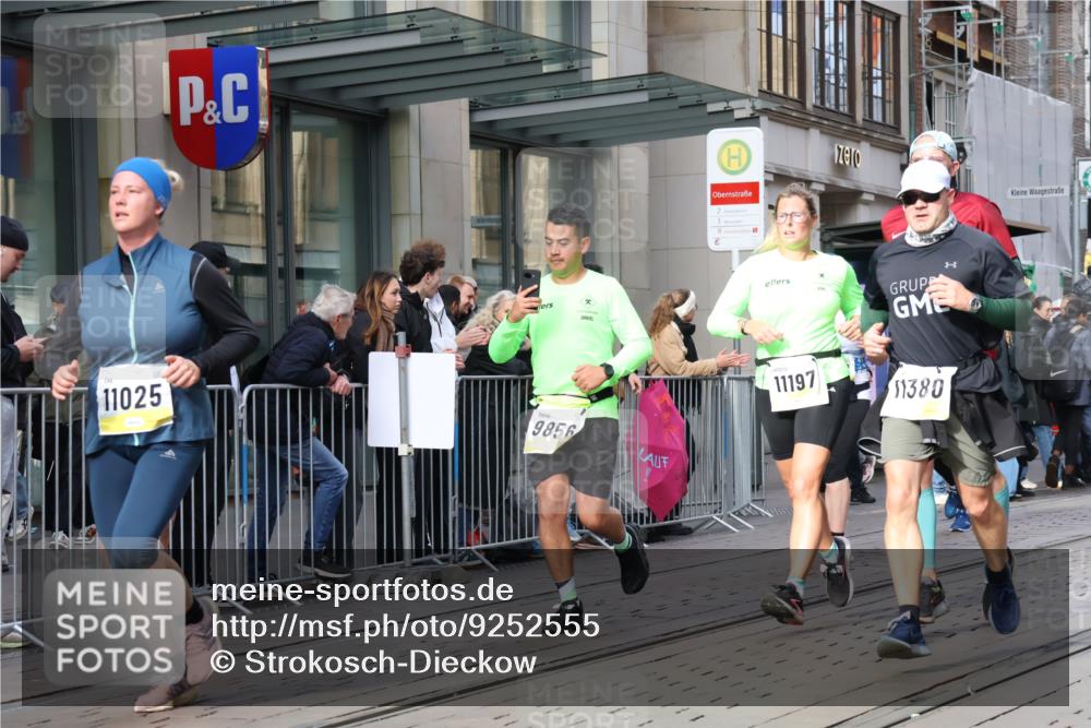 05.10.2025 - 20. swb-Marathon Bremen Strokosch-Dieckow http://msf.ph/oto/9252555 05.10.2025 10:55:13 Ziel 7165, 9195, 9197, 9350, 9492, 9514, 9621, 9654, 9720, 9722, 9856, 9882, 9902, 10088, 10107, 10111, 10195, 10256, 10260, 10262, 10287, 10323, 10475, 10745, 10755, 10757, 10800, 10909, 10970, 11025, 11081, 11115, 11197, 11380, 11431, 11586, 11588, 11624, 11702, 7165, 9195, 9197, 9350, 9492, 9514, 9621, 9654, 9720, 9722, 9856, 9882, 9902, 10088, 10107, 10111, 10195, 10256, 10260, 10262, 10287, 10323, 10475, 10745, 10755, 10757, 10800, 10909, 10970, 11025, 11081, 11115 meine-sportfotos.de