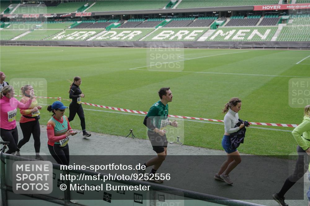 05.10.2025 - 20. swb-Marathon Bremen Michael Burmester http://msf.ph/oto/9252556 05.10.2025 10:41:35 Laufen im Stadion 7706, 8533, 9001, 9178, 9191, 9217, 9265, 9274, 9306, 9334, 9355, 9357, 9401, 9446, 9530, 9537, 9538, 9589, 9599, 9605, 9617, 9632, 9649, 9685, 9757, 9764, 9774, 9836, 9837, 9874, 9887, 9907, 9982, 10051, 10095, 10125, 10129, 10132, 10134, 10148, 10152, 10197, 10212, 10214, 10223, 10235, 10236, 10249, 10295, 10330, 10332, 10333, 10458, 10522, 10550, 10582, 10585, 10614, 10632, 10706, 10722, 10815, 10937, 10998, 11037, 11232, 11379, 11405, 11437, 11473, 7706 meine-sportfotos.de