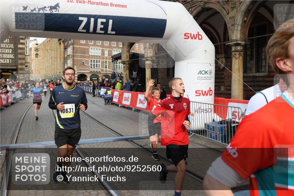 05.10.2025 - 20. swb-Marathon Bremen Yannick Fuchs http://msf.ph/oto/9252560 05.10.2025 10:54:13 Ziel 9313, 9520, 9807, 9835, 10019, 10075, 10631, 10662, 11151, 11303, 11339, 11347, 11432, 11593 meine-sportfotos.de