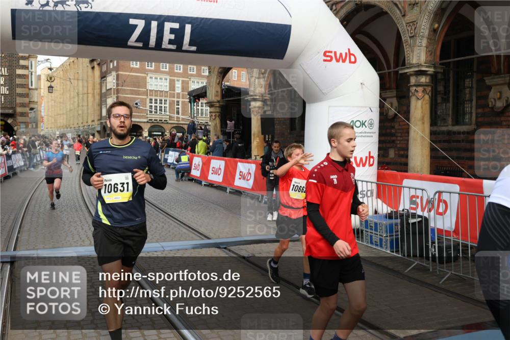 05.10.2025 - 20. swb-Marathon Bremen Yannick Fuchs http://msf.ph/oto/9252565 05.10.2025 10:54:13 Ziel 9313, 9520, 9807, 9835, 10019, 10075, 10631, 10662, 11151, 11303, 11339, 11347, 11432, 11593 meine-sportfotos.de