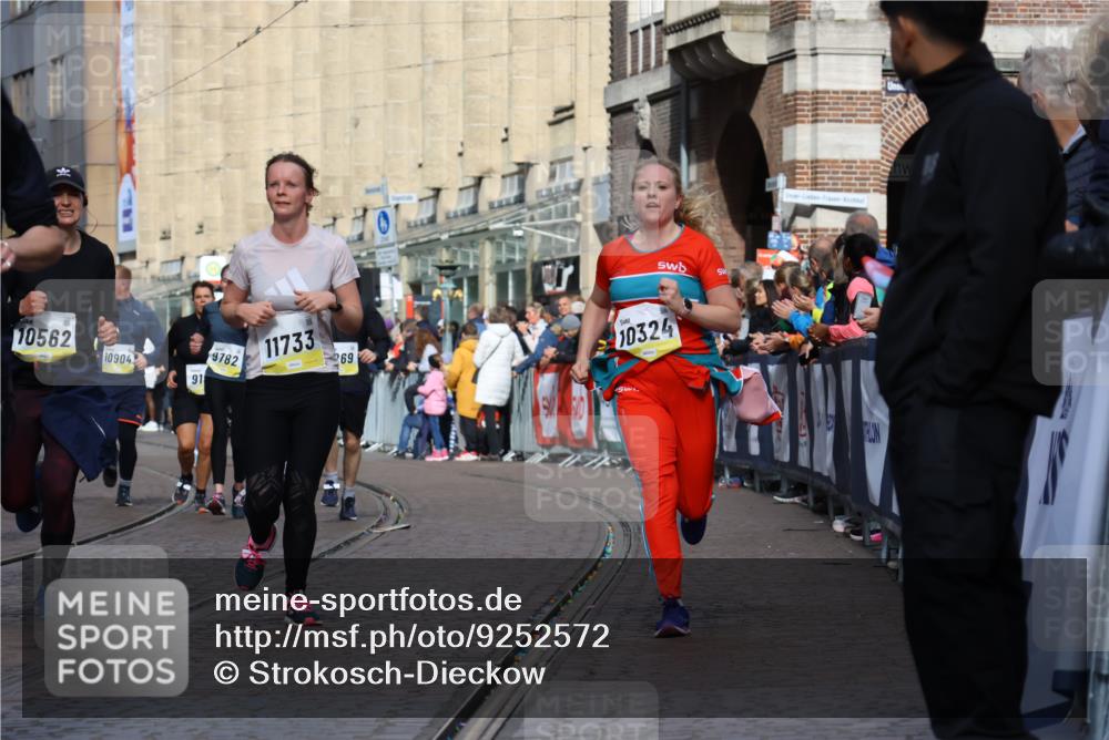 05.10.2025 - 20. swb-Marathon Bremen Strokosch-Dieckow http://msf.ph/oto/9252572 05.10.2025 11:01:36 Ziel 9269, 9278, 9294, 9322, 9432, 9782, 10026, 10030, 10056, 10324, 10370, 10562, 11223, 11463, 11493, 11732, 11733 meine-sportfotos.de