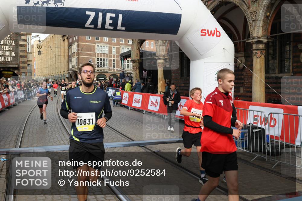 05.10.2025 - 20. swb-Marathon Bremen Yannick Fuchs http://msf.ph/oto/9252584 05.10.2025 10:54:14 Ziel 9520, 9807, 9835, 10019, 10075, 10631, 10662, 11151, 11303, 11339, 11347, 11432, 11593 meine-sportfotos.de