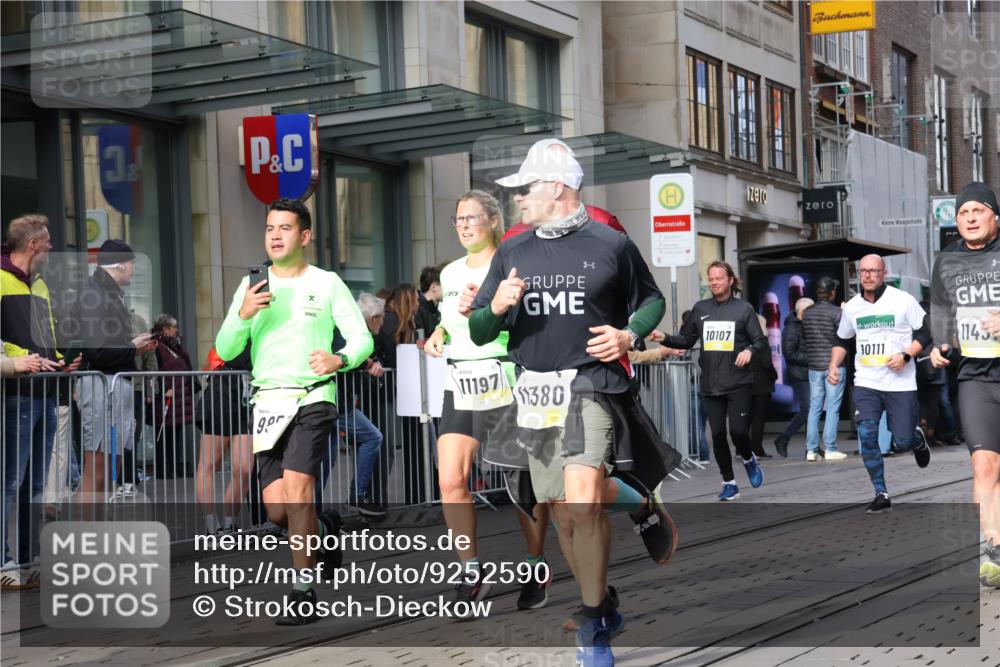 05.10.2025 - 20. swb-Marathon Bremen Strokosch-Dieckow http://msf.ph/oto/9252590 05.10.2025 10:55:14 Ziel 7165, 9195, 9197, 9350, 9492, 9514, 9621, 9720, 9722, 9856, 9882, 9902, 10088, 10107, 10111, 10195, 10256, 10260, 10262, 10287, 10323, 10475, 10745, 10755, 10757, 10800, 10909, 10970, 11025, 11081, 11115, 11197, 11380, 11431, 11586, 11588, 11624, 11702, 7165, 9195, 9197, 9350, 9492, 9514, 9621, 9720, 9722, 9856, 9882, 9902, 10088, 10107, 10111, 10195, 10256, 10260, 10262, 10287, 10323, 10475, 10745, 10755, 10757, 10800, 10909, 10970, 11025, 11081, 11115 meine-sportfotos.de