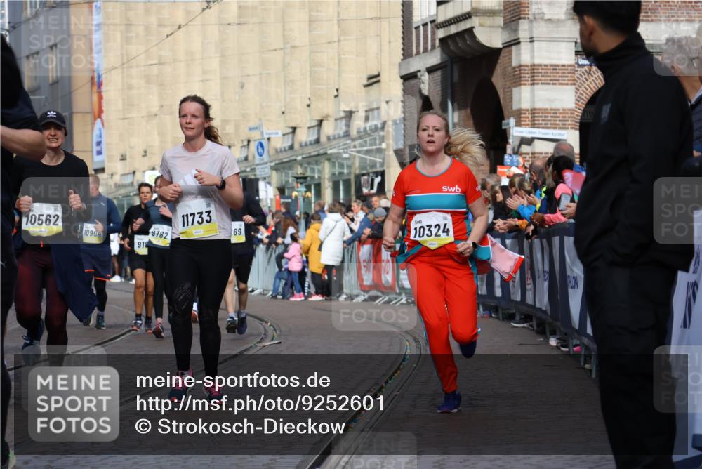 05.10.2025 - 20. swb-Marathon Bremen Strokosch-Dieckow http://msf.ph/oto/9252601 05.10.2025 11:01:36 Ziel 9269, 9278, 9294, 9322, 9432, 9782, 10026, 10030, 10056, 10324, 10370, 10562, 11223, 11463, 11493, 11732, 11733 meine-sportfotos.de