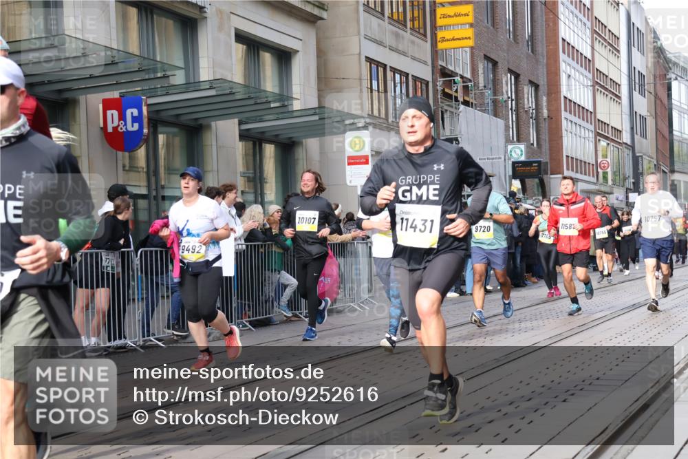 05.10.2025 - 20. swb-Marathon Bremen Strokosch-Dieckow http://msf.ph/oto/9252616 05.10.2025 10:55:15 Ziel 7165, 9195, 9197, 9492, 9621, 9720, 9722, 9856, 9882, 9902, 10088, 10107, 10111, 10195, 10256, 10260, 10262, 10287, 10323, 10475, 10653, 10745, 10755, 10757, 10800, 10909, 11025, 11081, 11197, 11249, 11380, 11431, 11586, 11588, 11624, 7165, 9195, 9197, 9492, 9621, 9720, 9722, 9856, 9882, 9902, 10088, 10107, 10111, 10195, 10256, 10260, 10262, 10287, 10323, 10475, 10653, 10745, 10755, 10757, 10800, 10909, 11025, 11081, 11249 meine-sportfotos.de