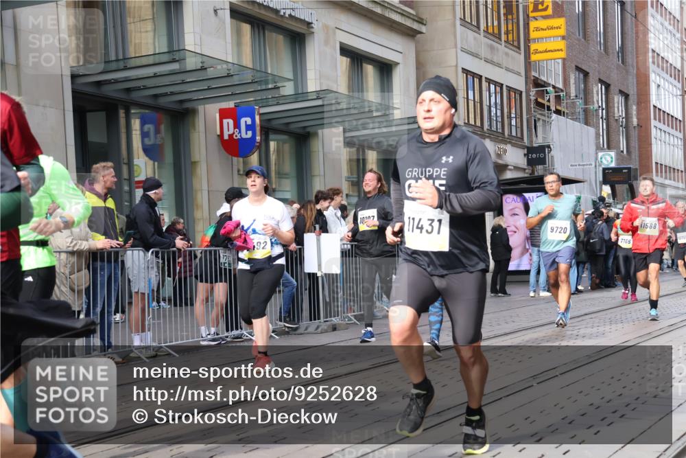 05.10.2025 - 20. swb-Marathon Bremen Strokosch-Dieckow http://msf.ph/oto/9252628 05.10.2025 10:55:15 Ziel 7165, 9195, 9197, 9492, 9621, 9720, 9722, 9856, 9882, 9902, 10088, 10107, 10111, 10195, 10256, 10260, 10262, 10287, 10323, 10475, 10653, 10745, 10755, 10757, 10800, 10909, 11025, 11081, 11197, 11249, 11380, 11431, 11586, 11588, 11624, 7165, 9195, 9197, 9492, 9621, 9720, 9722, 9856, 9882, 9902, 10088, 10107, 10111, 10195, 10256, 10260, 10262, 10287, 10323, 10475, 10653, 10745, 10755, 10757, 10800, 10909, 11025, 11081, 11249 meine-sportfotos.de