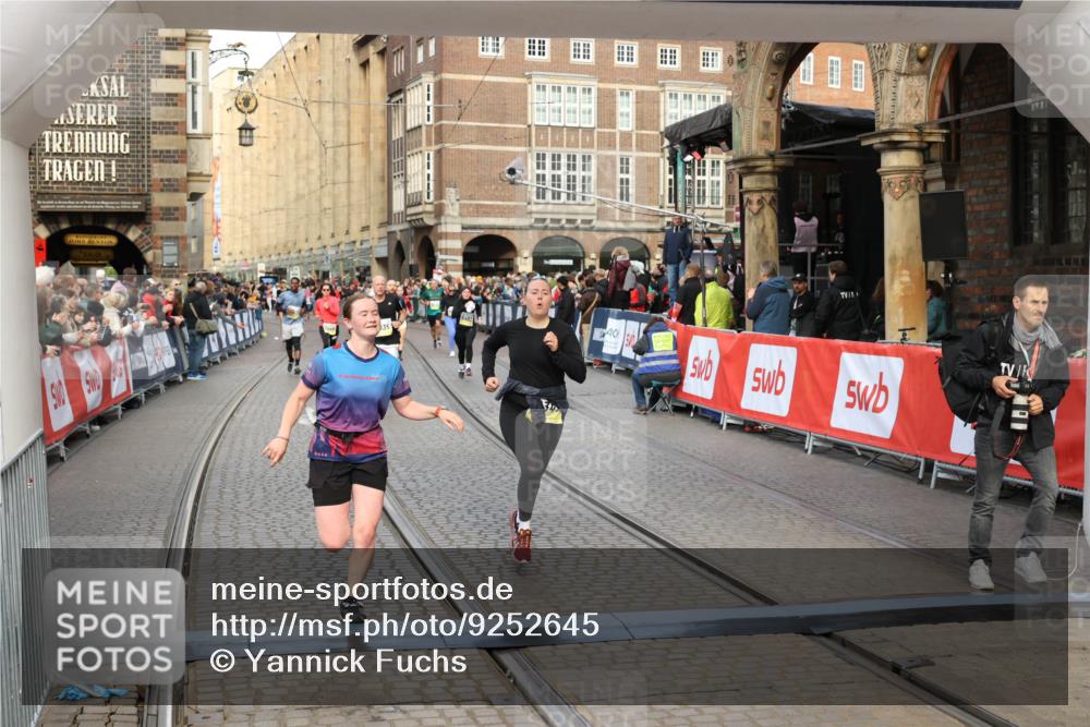 05.10.2025 - 20. swb-Marathon Bremen Yannick Fuchs http://msf.ph/oto/9252645 05.10.2025 10:54:14 Ziel 9520, 9807, 9835, 10019, 10075, 10631, 10662, 11151, 11303, 11339, 11347, 11432, 11593 meine-sportfotos.de