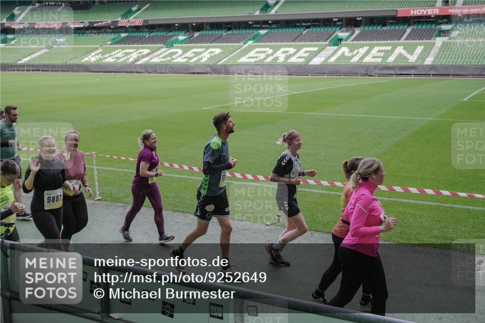 05.10.2025 - 20. swb-Marathon Bremen Michael Burmester http://msf.ph/oto/9252649 05.10.2025 10:41:38 Laufen im Stadion 8533, 9001, 9178, 9191, 9217, 9265, 9274, 9306, 9334, 9355, 9357, 9401, 9530, 9538, 9589, 9599, 9605, 9617, 9632, 9649, 9685, 9757, 9764, 9774, 9836, 9837, 9874, 9887, 9907, 9982, 10051, 10095, 10125, 10129, 10132, 10134, 10148, 10152, 10189, 10197, 10212, 10214, 10223, 10235, 10236, 10249, 10295, 10330, 10332, 10333, 10458, 10522, 10550, 10582, 10585, 10614, 10632, 10706, 10722, 10815, 10937, 10998, 11037, 11056, 11097, 11232, 11379, 11405, 11437, 11473, 7706, 9001 meine-sportfotos.de
