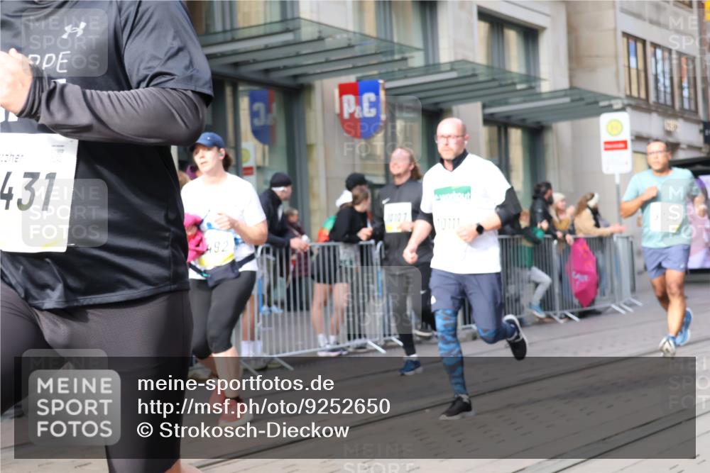 05.10.2025 - 20. swb-Marathon Bremen Strokosch-Dieckow http://msf.ph/oto/9252650 05.10.2025 10:55:16 Ziel 7165, 9195, 9197, 9492, 9621, 9720, 9722, 9856, 9882, 9902, 10088, 10107, 10111, 10195, 10253, 10256, 10260, 10262, 10287, 10323, 10385, 10475, 10653, 10745, 10755, 10757, 10800, 10909, 11025, 11081, 11197, 11249, 11380, 11431, 11586, 11588, 11624, 7165, 9195, 9197, 9492, 9621, 9720, 9722, 9856, 9882, 9902, 10088, 10107, 10111, 10195, 10253, 10256, 10260, 10262, 10287, 10323, 10385, 10475, 10653, 10745, 10755, 10757, 10800, 10909, 11025, 11081, 11249 meine-sportfotos.de
