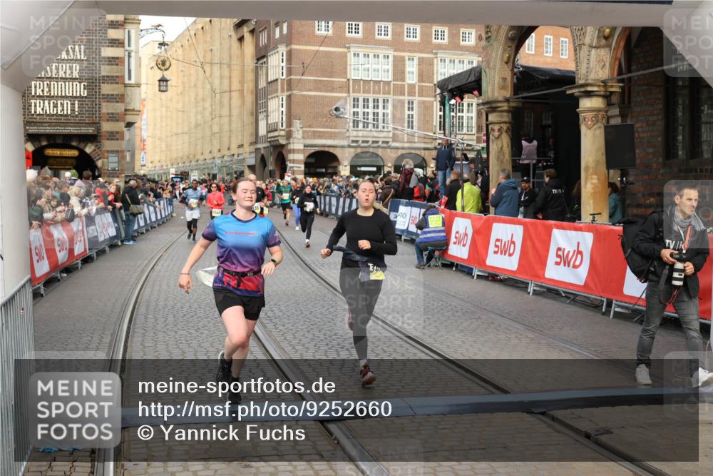 05.10.2025 - 20. swb-Marathon Bremen Yannick Fuchs http://msf.ph/oto/9252660 05.10.2025 10:54:15 Ziel 9402, 9520, 9807, 9835, 9935, 10019, 10075, 10631, 10662, 11151, 11303, 11339, 11347, 11432, 11593 meine-sportfotos.de