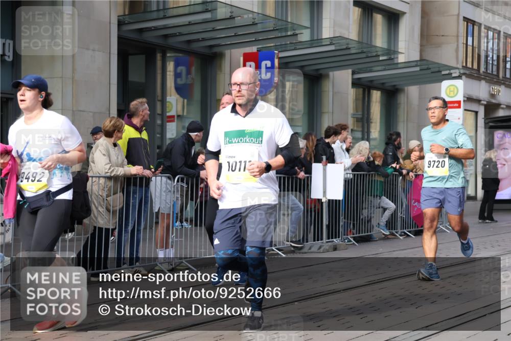 05.10.2025 - 20. swb-Marathon Bremen Strokosch-Dieckow http://msf.ph/oto/9252666 05.10.2025 10:55:17 Ziel 7165, 9195, 9197, 9492, 9521, 9621, 9720, 9722, 9856, 9882, 9902, 10088, 10107, 10111, 10195, 10253, 10256, 10262, 10287, 10323, 10385, 10475, 10653, 10745, 10755, 10757, 10800, 10909, 11025, 11081, 11197, 11249, 11380, 11586, 11588, 11624, 7165, 9195, 9197, 9492, 9521, 9621, 9720, 9722, 9856, 9882, 9902, 10088, 10107, 10111, 10195, 10253, 10256, 10262, 10287, 10323, 10385, 10475, 10653, 10745, 10755, 10757, 10800, 10909, 11025, 11081, 11249 meine-sportfotos.de