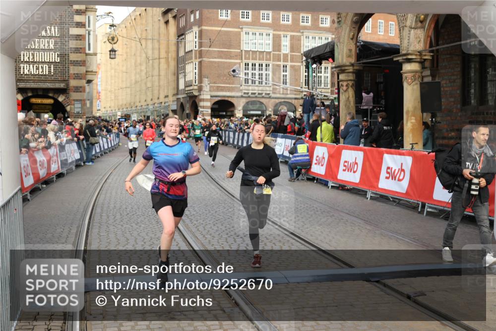 05.10.2025 - 20. swb-Marathon Bremen Yannick Fuchs http://msf.ph/oto/9252670 05.10.2025 10:54:15 Ziel 9402, 9520, 9807, 9835, 9935, 10019, 10075, 10631, 10662, 11151, 11303, 11339, 11347, 11432, 11593 meine-sportfotos.de