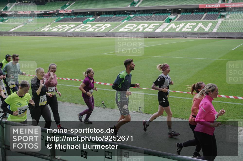 05.10.2025 - 20. swb-Marathon Bremen Michael Burmester http://msf.ph/oto/9252671 05.10.2025 10:41:38 Laufen im Stadion 8533, 9001, 9178, 9191, 9217, 9265, 9274, 9306, 9334, 9355, 9357, 9401, 9530, 9538, 9589, 9599, 9605, 9617, 9632, 9649, 9685, 9757, 9764, 9774, 9836, 9837, 9874, 9887, 9907, 9982, 10051, 10095, 10125, 10129, 10132, 10134, 10148, 10152, 10189, 10197, 10212, 10214, 10223, 10235, 10236, 10249, 10295, 10330, 10332, 10333, 10458, 10522, 10550, 10582, 10585, 10614, 10632, 10706, 10722, 10815, 10937, 10998, 11037, 11056, 11097, 11232, 11379, 11405, 11437, 11473, 7706, 9001 meine-sportfotos.de