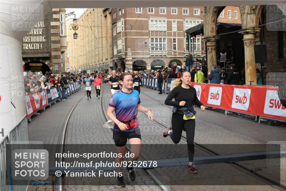 05.10.2025 - 20. swb-Marathon Bremen Yannick Fuchs http://msf.ph/oto/9252678 05.10.2025 10:54:15 Ziel 9402, 9520, 9807, 9835, 9935, 10019, 10075, 10631, 10662, 11151, 11303, 11339, 11347, 11432, 11593 meine-sportfotos.de