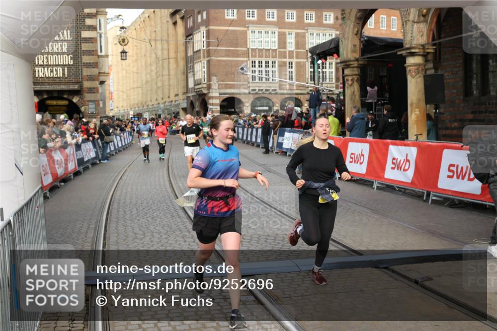 05.10.2025 - 20. swb-Marathon Bremen Yannick Fuchs http://msf.ph/oto/9252696 05.10.2025 10:54:15 Ziel 9402, 9520, 9807, 9835, 9935, 10019, 10075, 10631, 10662, 11151, 11303, 11339, 11347, 11432, 11593 meine-sportfotos.de