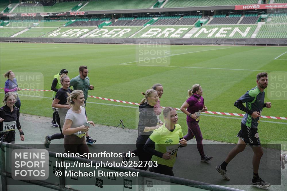 05.10.2025 - 20. swb-Marathon Bremen Michael Burmester http://msf.ph/oto/9252703 05.10.2025 10:41:39 Laufen im Stadion 7069, 8533, 9178, 9191, 9217, 9265, 9274, 9306, 9355, 9357, 9401, 9530, 9538, 9589, 9599, 9605, 9617, 9632, 9649, 9685, 9757, 9764, 9774, 9836, 9837, 9874, 9887, 9907, 9982, 10051, 10095, 10125, 10129, 10132, 10134, 10148, 10152, 10189, 10197, 10212, 10214, 10223, 10235, 10236, 10249, 10295, 10330, 10332, 10333, 10458, 10522, 10550, 10582, 10585, 10614, 10632, 10706, 10722, 10815, 10937, 10998, 11037, 11056, 11097, 11232, 11379, 11405, 11437, 11473, 7706, 9001 meine-sportfotos.de