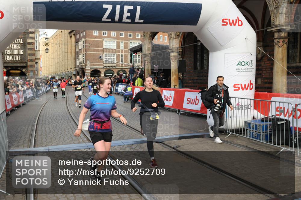 05.10.2025 - 20. swb-Marathon Bremen Yannick Fuchs http://msf.ph/oto/9252709 05.10.2025 10:54:15 Ziel 9402, 9520, 9807, 9835, 9935, 10019, 10075, 10631, 10662, 11151, 11303, 11339, 11347, 11432, 11593 meine-sportfotos.de