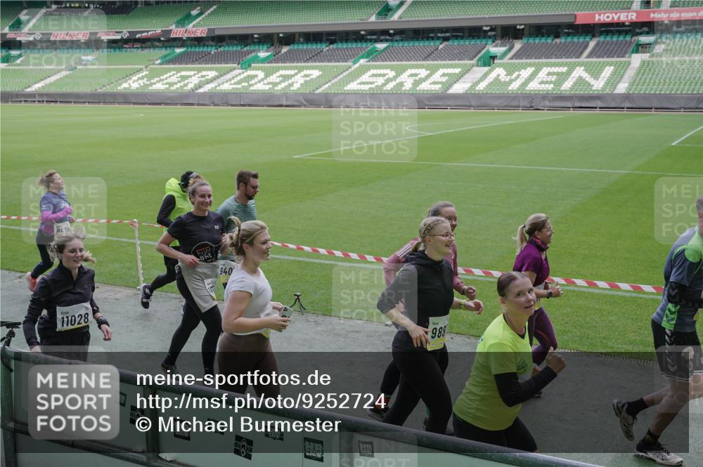 05.10.2025 - 20. swb-Marathon Bremen Michael Burmester http://msf.ph/oto/9252724 05.10.2025 10:41:39 Laufen im Stadion 7069, 8533, 9178, 9191, 9217, 9265, 9274, 9306, 9355, 9357, 9401, 9530, 9538, 9589, 9599, 9605, 9617, 9632, 9649, 9685, 9757, 9764, 9774, 9836, 9837, 9874, 9887, 9907, 9982, 10051, 10095, 10125, 10129, 10132, 10134, 10148, 10152, 10189, 10197, 10212, 10214, 10223, 10235, 10236, 10249, 10295, 10330, 10332, 10333, 10458, 10522, 10550, 10582, 10585, 10614, 10632, 10706, 10722, 10815, 10937, 10998, 11037, 11056, 11097, 11232, 11379, 11405, 11437, 11473, 7706, 9001 meine-sportfotos.de
