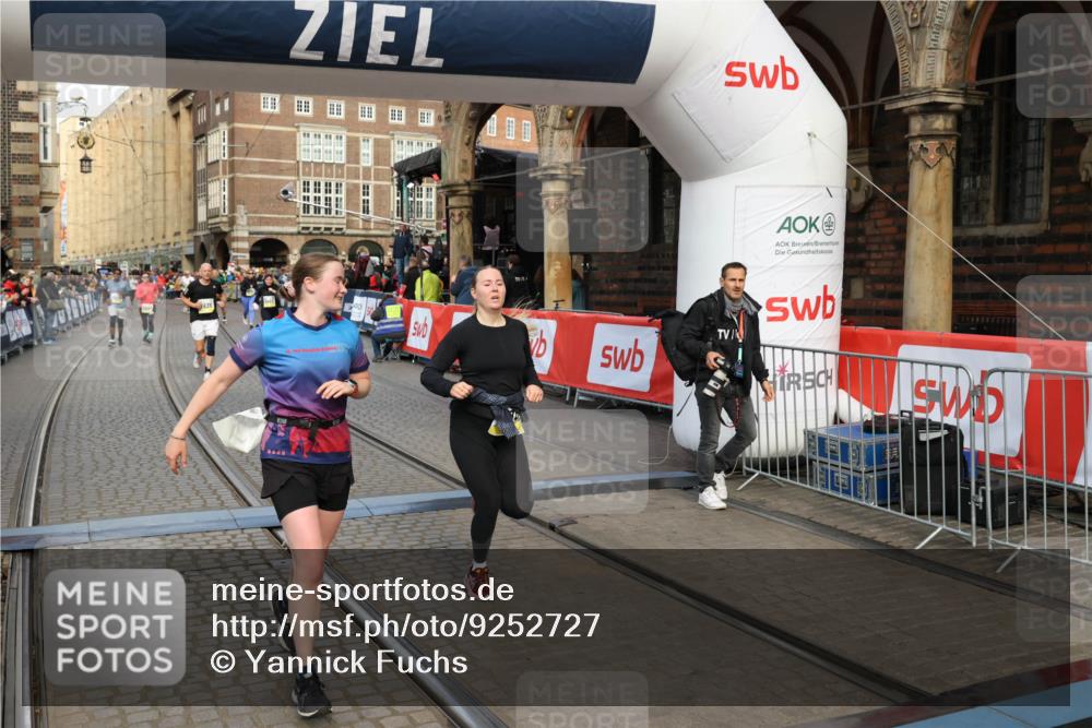05.10.2025 - 20. swb-Marathon Bremen Yannick Fuchs http://msf.ph/oto/9252727 05.10.2025 10:54:15 Ziel 9402, 9520, 9807, 9835, 9935, 10019, 10075, 10631, 10662, 11151, 11303, 11339, 11347, 11432, 11593 meine-sportfotos.de