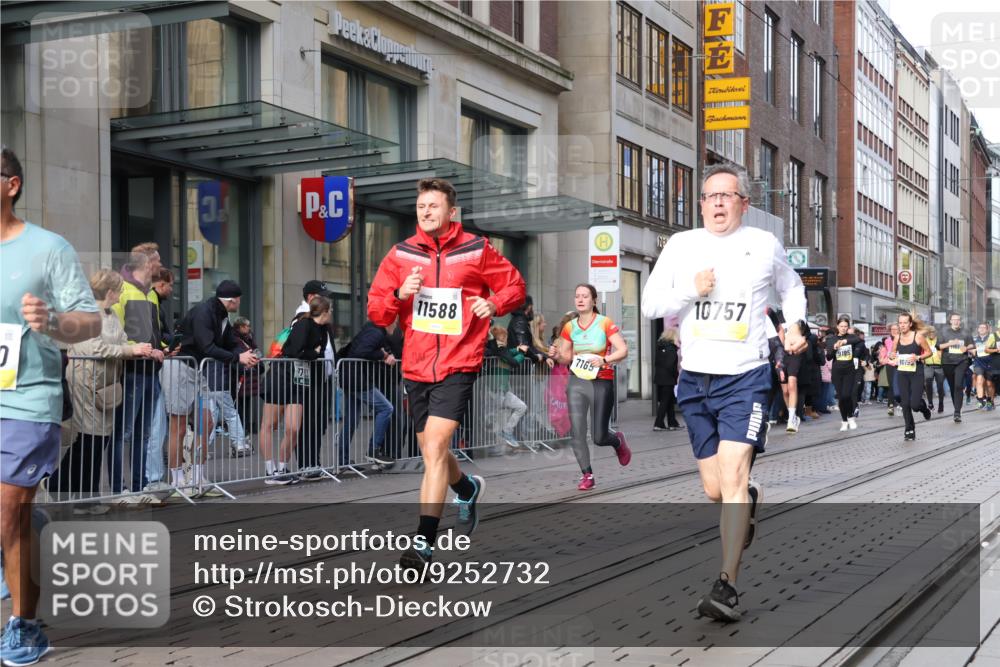 05.10.2025 - 20. swb-Marathon Bremen Strokosch-Dieckow http://msf.ph/oto/9252732 05.10.2025 10:55:18 Ziel 7165, 9195, 9197, 9492, 9521, 9621, 9720, 9722, 9856, 9882, 9902, 10088, 10107, 10111, 10195, 10253, 10256, 10262, 10287, 10323, 10385, 10475, 10653, 10745, 10755, 10757, 10800, 10909, 11025, 11081, 11197, 11249, 11586, 11588, 11624, 7165, 9195, 9197, 9492, 9521, 9621, 9720, 9722, 9856, 9882, 9902, 10088, 10107, 10111, 10195, 10253, 10256, 10262, 10287, 10323, 10385, 10475, 10653, 10745, 10755, 10757, 10800, 10909, 11025, 11081, 11249 meine-sportfotos.de