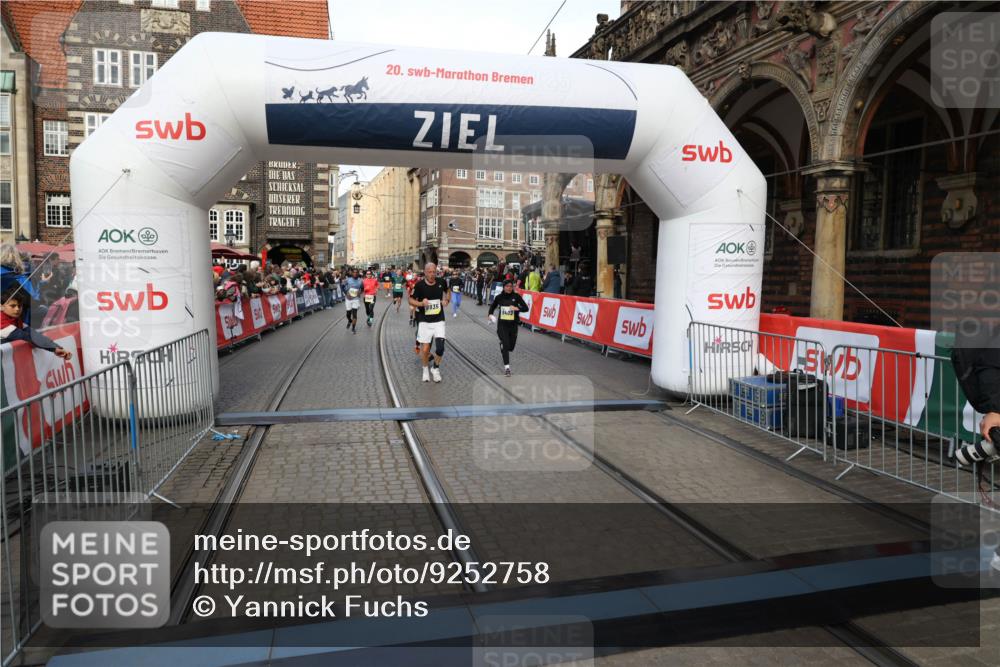 05.10.2025 - 20. swb-Marathon Bremen Yannick Fuchs http://msf.ph/oto/9252758 05.10.2025 10:54:18 Ziel 9402, 9900, 9935, 10019, 10533, 10631, 10662, 11151, 11203, 11303, 11347, 11432, 11449 meine-sportfotos.de