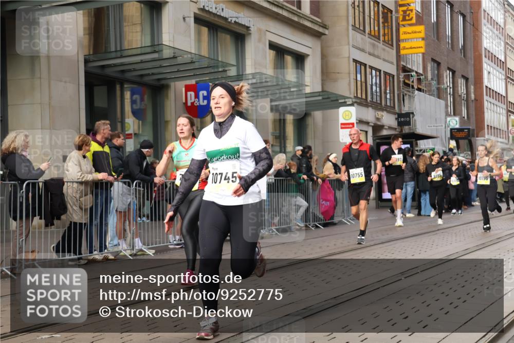 05.10.2025 - 20. swb-Marathon Bremen Strokosch-Dieckow http://msf.ph/oto/9252775 05.10.2025 10:55:20 Ziel 7165, 9195, 9197, 9492, 9521, 9621, 9720, 9856, 9882, 10088, 10107, 10111, 10195, 10253, 10262, 10287, 10323, 10385, 10475, 10610, 10653, 10745, 10755, 10757, 10800, 10909, 11025, 11052, 11081, 11197, 11249, 11586, 11588, 11624, 7165, 9195, 9197, 9492, 9521, 9621, 9720, 9856, 9882, 10088, 10107, 10111, 10195, 10253, 10262, 10287, 10323, 10385, 10475, 10610, 10653, 10745, 10755, 10757, 10800, 10909, 11025, 11052, 11081, 11249 meine-sportfotos.de