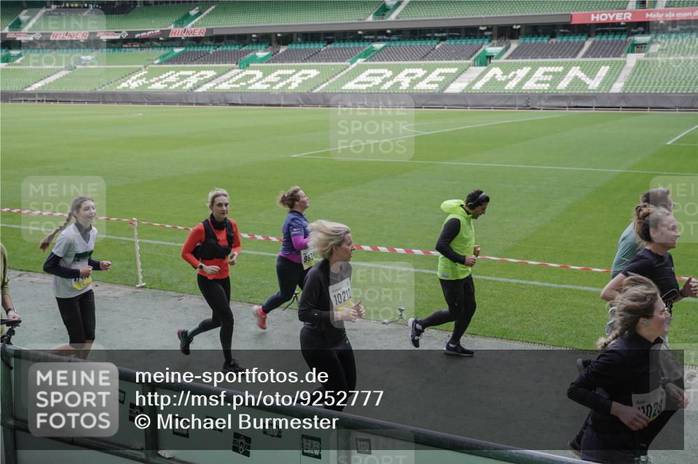 05.10.2025 - 20. swb-Marathon Bremen Michael Burmester http://msf.ph/oto/9252777 05.10.2025 10:41:40 Laufen im Stadion 7069, 8533, 9178, 9191, 9217, 9265, 9274, 9306, 9355, 9357, 9401, 9530, 9538, 9589, 9599, 9632, 9649, 9685, 9757, 9764, 9774, 9836, 9837, 9874, 9887, 9907, 9982, 10051, 10095, 10125, 10129, 10132, 10134, 10148, 10152, 10189, 10197, 10212, 10214, 10223, 10235, 10236, 10249, 10295, 10330, 10332, 10333, 10458, 10499, 10522, 10550, 10582, 10585, 10614, 10632, 10706, 10722, 10815, 10937, 10998, 11037, 11056, 11097, 11232, 11379, 11405, 11437, 11473, 7706, 9001 meine-sportfotos.de