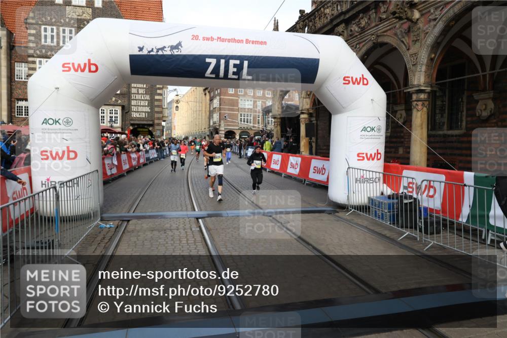 05.10.2025 - 20. swb-Marathon Bremen Yannick Fuchs http://msf.ph/oto/9252780 05.10.2025 10:54:18 Ziel 9402, 9900, 9935, 10019, 10533, 10631, 10662, 11151, 11203, 11303, 11347, 11432, 11449 meine-sportfotos.de
