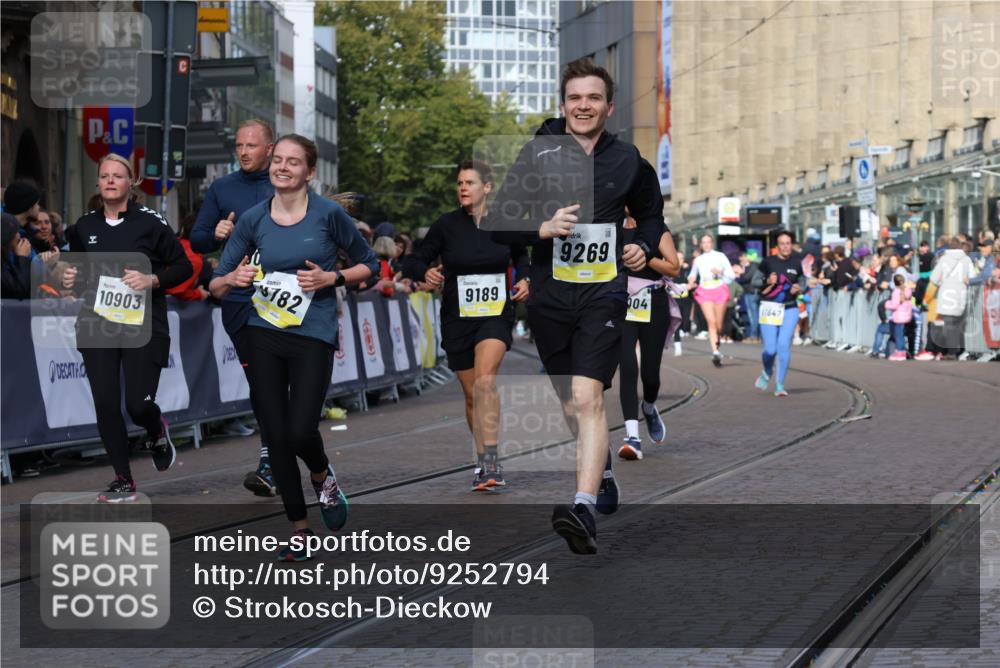 05.10.2025 - 20. swb-Marathon Bremen Strokosch-Dieckow http://msf.ph/oto/9252794 05.10.2025 11:01:42 Ziel 9189, 9269, 9294, 9782, 10004, 10026, 10370, 10562, 10903, 10904, 11463, 11732, 11733 meine-sportfotos.de