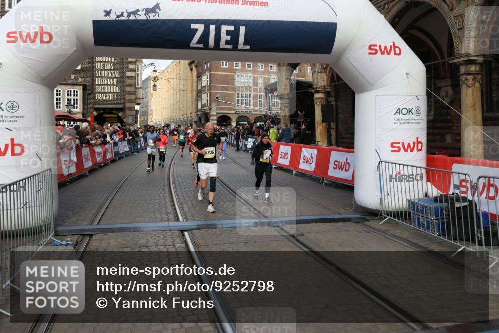 05.10.2025 - 20. swb-Marathon Bremen Yannick Fuchs http://msf.ph/oto/9252798 05.10.2025 10:54:18 Ziel 9402, 9900, 9935, 10019, 10533, 10631, 10662, 11151, 11203, 11303, 11347, 11432, 11449 meine-sportfotos.de