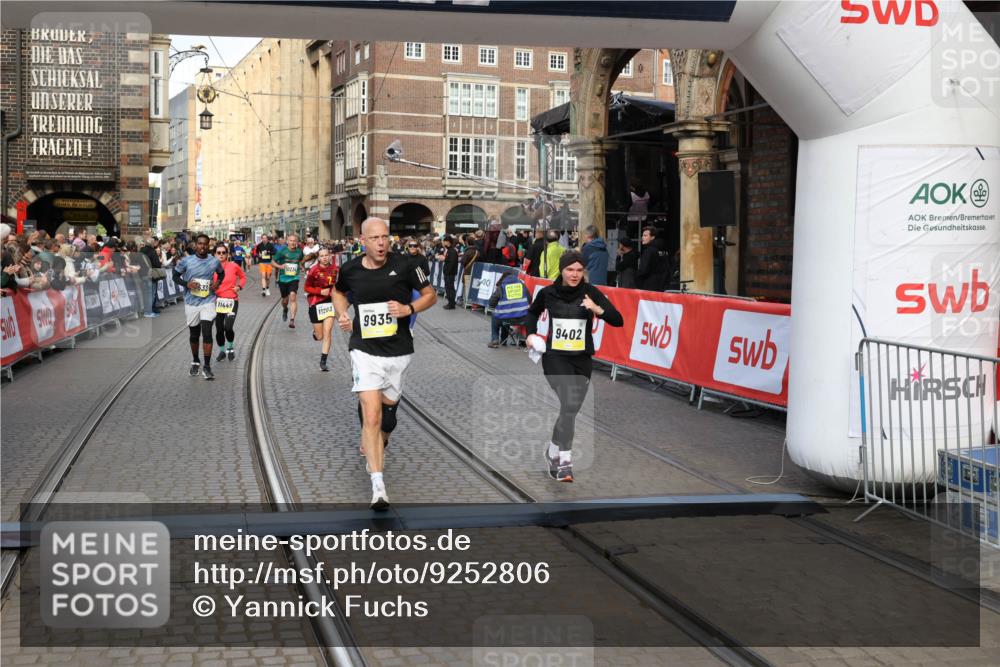 05.10.2025 - 20. swb-Marathon Bremen Yannick Fuchs http://msf.ph/oto/9252806 05.10.2025 10:54:18 Ziel 9402, 9900, 9935, 10019, 10533, 10631, 10662, 11151, 11203, 11303, 11347, 11432, 11449 meine-sportfotos.de
