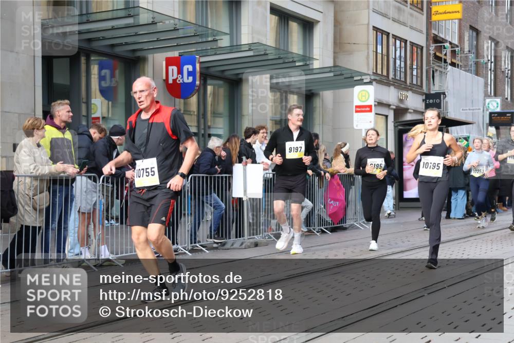05.10.2025 - 20. swb-Marathon Bremen Strokosch-Dieckow http://msf.ph/oto/9252818 05.10.2025 10:55:22 Ziel 7165, 9195, 9197, 9492, 9521, 9621, 9720, 9856, 9882, 10088, 10107, 10111, 10195, 10253, 10262, 10287, 10323, 10385, 10475, 10610, 10653, 10745, 10755, 10757, 10800, 10909, 11025, 11052, 11081, 11197, 11249, 11439, 11586, 11588, 11624, 7165, 9195, 9197, 9492, 9521, 9621, 9720, 9856, 9882, 10088, 10107, 10111, 10195, 10253, 10262, 10287, 10323, 10385, 10475, 10610, 10653, 10745, 10755, 10757, 10800, 10909, 11025, 11052, 11081, 11249 meine-sportfotos.de