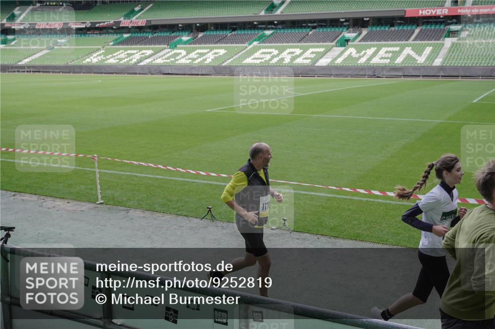 05.10.2025 - 20. swb-Marathon Bremen Michael Burmester http://msf.ph/oto/9252819 05.10.2025 10:41:42 Laufen im Stadion 7069, 8533, 9178, 9191, 9217, 9265, 9274, 9357, 9401, 9538, 9589, 9599, 9632, 9649, 9685, 9757, 9764, 9774, 9836, 9837, 9874, 9887, 9907, 9982, 10051, 10095, 10125, 10129, 10132, 10134, 10148, 10152, 10189, 10197, 10212, 10214, 10223, 10235, 10236, 10248, 10249, 10295, 10330, 10332, 10333, 10458, 10499, 10522, 10582, 10585, 10614, 10632, 10706, 10722, 10815, 10937, 10998, 11037, 11056, 11097, 11232, 11379, 11405, 11437, 11473, 7706, 9001, 9191 meine-sportfotos.de
