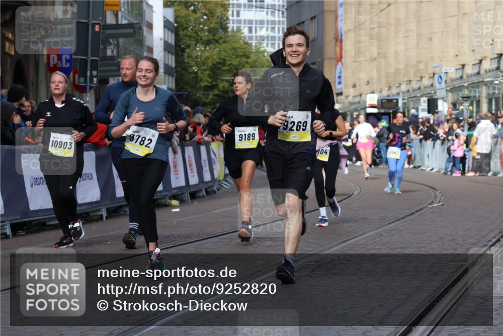 05.10.2025 - 20. swb-Marathon Bremen Strokosch-Dieckow http://msf.ph/oto/9252820 05.10.2025 11:01:42 Ziel 9189, 9269, 9294, 9782, 10004, 10026, 10370, 10562, 10903, 10904, 11463, 11732, 11733 meine-sportfotos.de