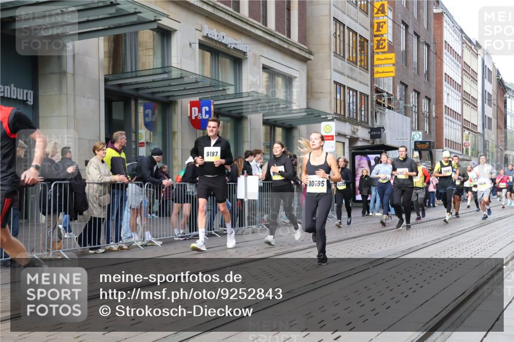 05.10.2025 - 20. swb-Marathon Bremen Strokosch-Dieckow http://msf.ph/oto/9252843 05.10.2025 10:55:23 Ziel 7147, 7165, 9195, 9197, 9492, 9521, 9621, 9720, 9856, 9882, 10088, 10107, 10111, 10195, 10253, 10262, 10287, 10323, 10385, 10475, 10610, 10653, 10654, 10745, 10755, 10757, 10800, 10909, 11052, 11081, 11197, 11249, 11439, 11586, 11588, 11624, 7147, 7165, 9195, 9197, 9492, 9521, 9621, 9720, 9856, 9882, 10088, 10107, 10111, 10195, 10253, 10262, 10287, 10323, 10385, 10475, 10610, 10653, 10654, 10745, 10755, 10757, 10800, 10909, 11052, 11081, 11249 meine-sportfotos.de