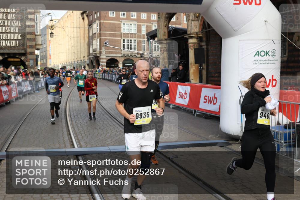 05.10.2025 - 20. swb-Marathon Bremen Yannick Fuchs http://msf.ph/oto/9252867 05.10.2025 10:54:20 Ziel 9402, 9574, 9900, 9935, 10234, 10533, 11151, 11203, 11347, 11449 meine-sportfotos.de