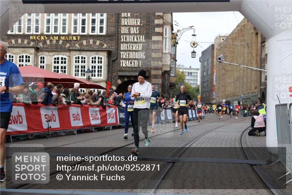 05.10.2025 - 20. swb-Marathon Bremen Yannick Fuchs http://msf.ph/oto/9252871 05.10.2025 10:45:27 Ziel 9290, 9396, 9885, 9963, 10431, 10634, 10898, 11346, 11488 meine-sportfotos.de