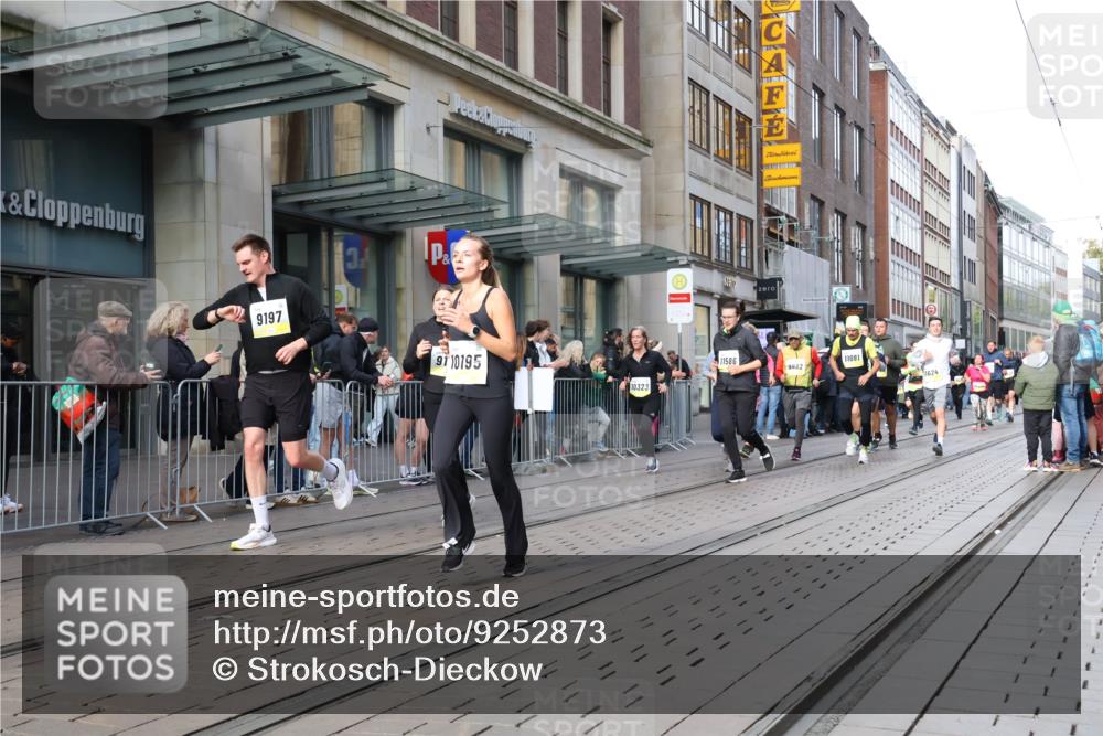 05.10.2025 - 20. swb-Marathon Bremen Strokosch-Dieckow http://msf.ph/oto/9252873 05.10.2025 10:55:23 Ziel 7147, 7165, 9195, 9197, 9492, 9521, 9621, 9720, 9856, 9882, 10088, 10107, 10111, 10195, 10253, 10262, 10287, 10323, 10385, 10475, 10610, 10653, 10654, 10745, 10755, 10757, 10800, 10909, 11052, 11081, 11197, 11249, 11439, 11586, 11588, 11624, 7147, 7165, 9195, 9197, 9492, 9521, 9621, 9720, 9856, 9882, 10088, 10107, 10111, 10195, 10253, 10262, 10287, 10323, 10385, 10475, 10610, 10653, 10654, 10745, 10755, 10757, 10800, 10909, 11052, 11081, 11249 meine-sportfotos.de