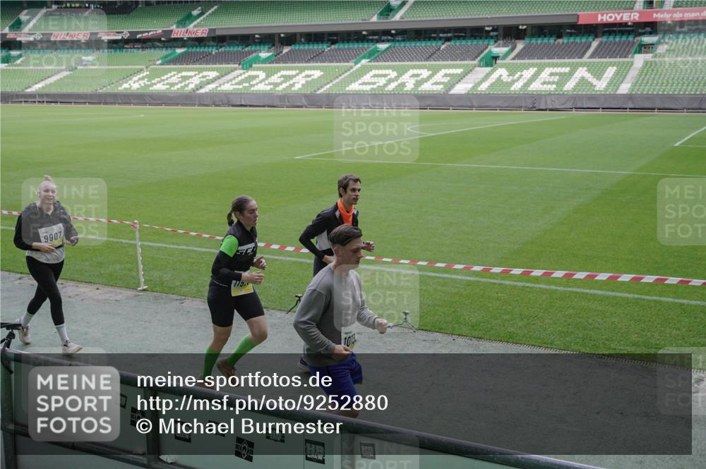05.10.2025 - 20. swb-Marathon Bremen Michael Burmester http://msf.ph/oto/9252880 05.10.2025 10:41:47 Laufen im Stadion 7069, 8533, 9217, 9265, 9274, 9357, 9401, 9538, 9589, 9599, 9632, 9649, 9757, 9774, 9836, 9837, 9874, 9887, 9907, 9982, 10051, 10095, 10125, 10129, 10132, 10134, 10148, 10152, 10189, 10197, 10212, 10214, 10223, 10235, 10236, 10248, 10249, 10295, 10330, 10332, 10333, 10458, 10499, 10522, 10582, 10585, 10614, 10632, 10706, 10722, 10815, 10937, 10998, 11037, 11056, 11097, 11232, 11379, 11405, 11437, 11473, 11584, 7706, 9001, 9178, 9191, 9217 meine-sportfotos.de