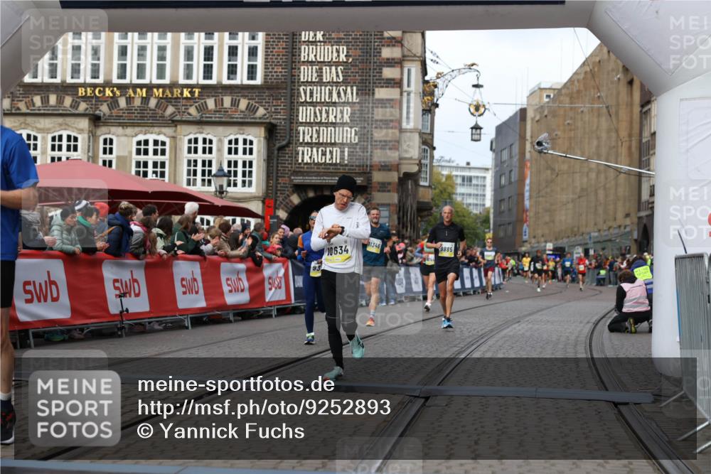 05.10.2025 - 20. swb-Marathon Bremen Yannick Fuchs http://msf.ph/oto/9252893 05.10.2025 10:45:27 Ziel 9290, 9396, 9885, 9963, 10431, 10634, 10898, 11346, 11488 meine-sportfotos.de
