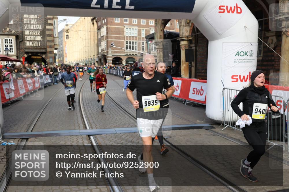 05.10.2025 - 20. swb-Marathon Bremen Yannick Fuchs http://msf.ph/oto/9252900 05.10.2025 10:54:20 Ziel 9402, 9574, 9900, 9935, 10234, 10533, 11151, 11203, 11347, 11449 meine-sportfotos.de