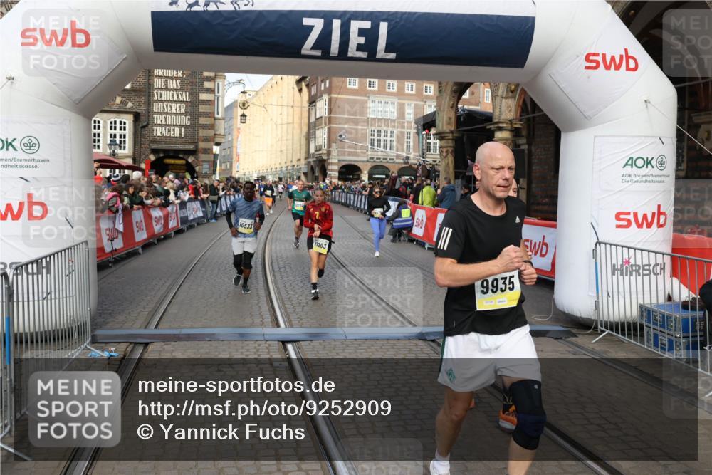 05.10.2025 - 20. swb-Marathon Bremen Yannick Fuchs http://msf.ph/oto/9252909 05.10.2025 10:54:20 Ziel 9402, 9574, 9900, 9935, 10234, 10533, 11151, 11203, 11347, 11449 meine-sportfotos.de