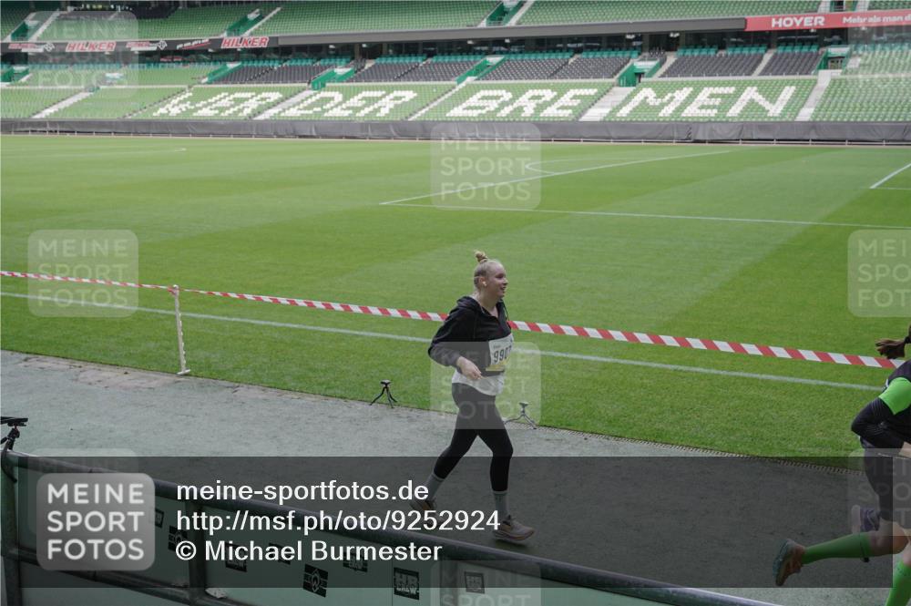 05.10.2025 - 20. swb-Marathon Bremen Michael Burmester http://msf.ph/oto/9252924 05.10.2025 10:41:49 Laufen im Stadion 7069, 8533, 9265, 9274, 9357, 9401, 9538, 9599, 9632, 9649, 9757, 9774, 9836, 9837, 9874, 9887, 9907, 9982, 10051, 10095, 10125, 10129, 10132, 10134, 10148, 10152, 10189, 10197, 10212, 10214, 10223, 10235, 10236, 10248, 10249, 10295, 10330, 10332, 10333, 10458, 10499, 10522, 10582, 10585, 10614, 10632, 10706, 10722, 10815, 10937, 10943, 10998, 11037, 11056, 11097, 11232, 11379, 11395, 11405, 11437, 11473, 11584, 11634, 7706, 9001, 9178, 9191, 9217 meine-sportfotos.de