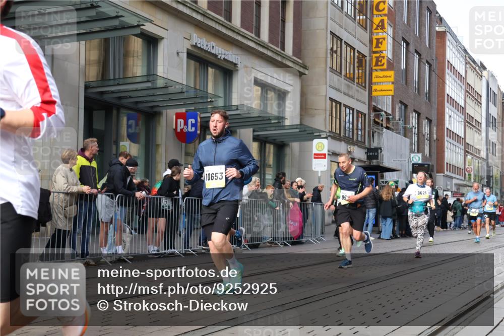 05.10.2025 - 20. swb-Marathon Bremen Strokosch-Dieckow http://msf.ph/oto/9252925 05.10.2025 10:55:31 Ziel 7147, 7165, 9195, 9197, 9521, 9621, 9871, 9882, 9950, 10015, 10088, 10253, 10287, 10323, 10385, 10394, 10475, 10610, 10641, 10653, 10654, 10675, 10755, 10758, 10800, 10909, 10921, 10959, 11052, 11081, 11148, 11249, 11439, 11586, 11588, 11624, 11626, 7147, 7165, 9195, 9197, 9521, 9621, 9871, 9882, 9950, 10015, 10088, 10253, 10287, 10323, 10385, 10394, 10475, 10610, 10641, 10653, 10654, 10675, 10755, 10758, 10800, 10909, 10921, 10959, 11052, 11081, 11148, 11249 meine-sportfotos.de