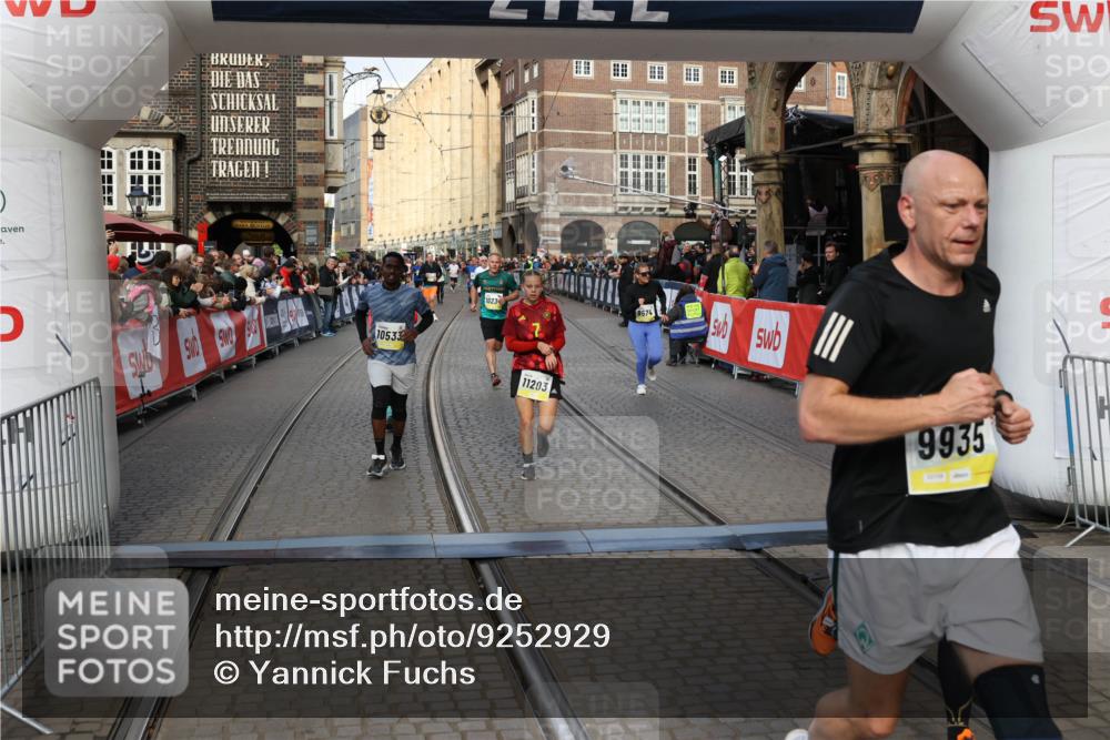 05.10.2025 - 20. swb-Marathon Bremen Yannick Fuchs http://msf.ph/oto/9252929 05.10.2025 10:54:20 Ziel 9402, 9574, 9900, 9935, 10234, 10533, 11151, 11203, 11347, 11449 meine-sportfotos.de