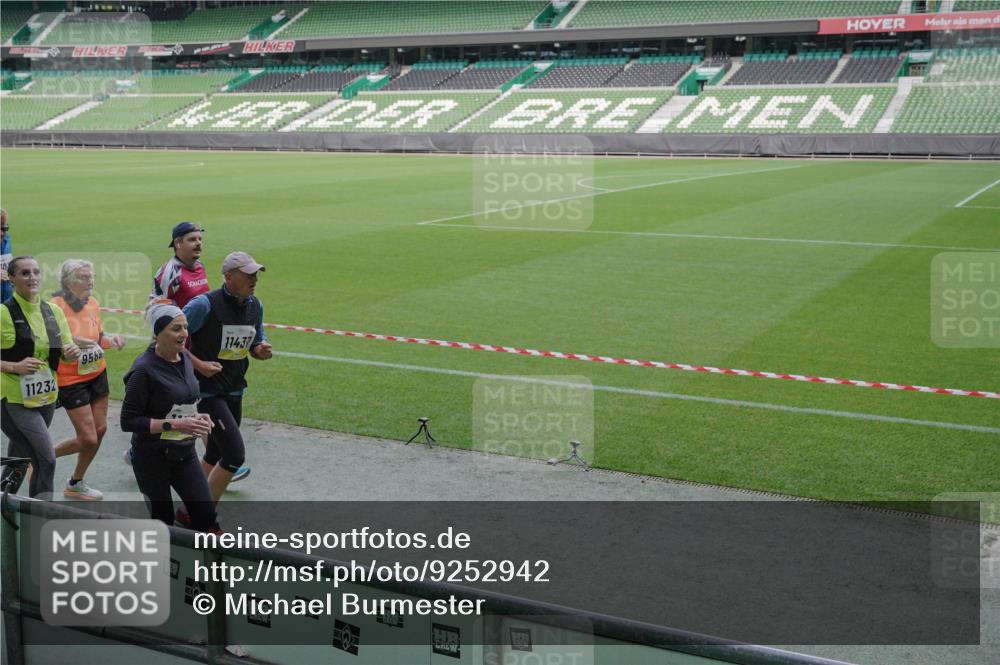 05.10.2025 - 20. swb-Marathon Bremen Michael Burmester http://msf.ph/oto/9252942 05.10.2025 10:41:55 Laufen im Stadion 7069, 8533, 8865, 9265, 9357, 9401, 9519, 9538, 9632, 9649, 9798, 9815, 9836, 9837, 9887, 9907, 9982, 10031, 10051, 10082, 10087, 10095, 10125, 10129, 10132, 10134, 10148, 10152, 10189, 10197, 10212, 10214, 10223, 10239, 10248, 10249, 10295, 10330, 10332, 10333, 10499, 10522, 10582, 10614, 10706, 10722, 10815, 10824, 10937, 10943, 10998, 11037, 11056, 11097, 11206, 11232, 11379, 11395, 11405, 11437, 11473, 11584, 11634, 7706, 9001, 9178, 9191, 9217, 9274 meine-sportfotos.de