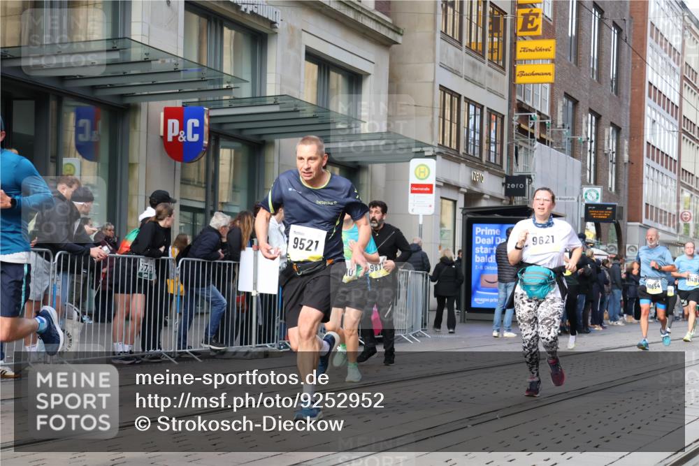05.10.2025 - 20. swb-Marathon Bremen Strokosch-Dieckow http://msf.ph/oto/9252952 05.10.2025 10:55:32 Ziel 7147, 9195, 9197, 9521, 9541, 9621, 9871, 9882, 9950, 10015, 10088, 10253, 10287, 10323, 10385, 10394, 10475, 10610, 10641, 10653, 10654, 10675, 10758, 10800, 10909, 10921, 10959, 11052, 11081, 11148, 11249, 11439, 11586, 11624, 11626, 7147, 9195, 9197, 9521, 9541, 9621, 9871, 9882, 9950, 10015, 10088, 10253, 10287, 10323, 10385, 10394, 10475, 10610, 10641, 10653, 10654, 10675, 10758, 10800, 10909, 10921, 10959, 11052, 11081, 11148, 11249 meine-sportfotos.de