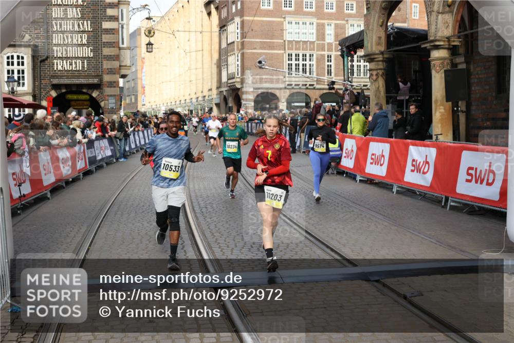05.10.2025 - 20. swb-Marathon Bremen Yannick Fuchs http://msf.ph/oto/9252972 05.10.2025 10:54:21 Ziel 9402, 9574, 9900, 9935, 10234, 10402, 10533, 11151, 11203, 11347, 11449 meine-sportfotos.de