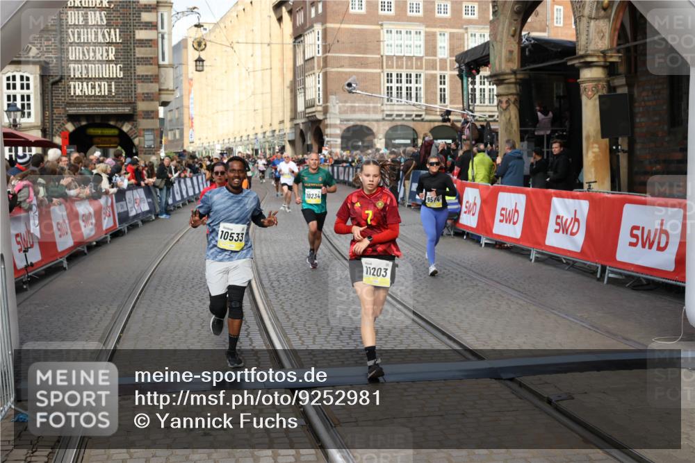 05.10.2025 - 20. swb-Marathon Bremen Yannick Fuchs http://msf.ph/oto/9252981 05.10.2025 10:54:21 Ziel 9402, 9574, 9900, 9935, 10234, 10402, 10533, 11151, 11203, 11347, 11449 meine-sportfotos.de
